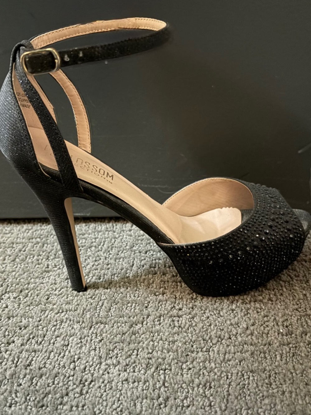 Peep toe sparkly dress pumps